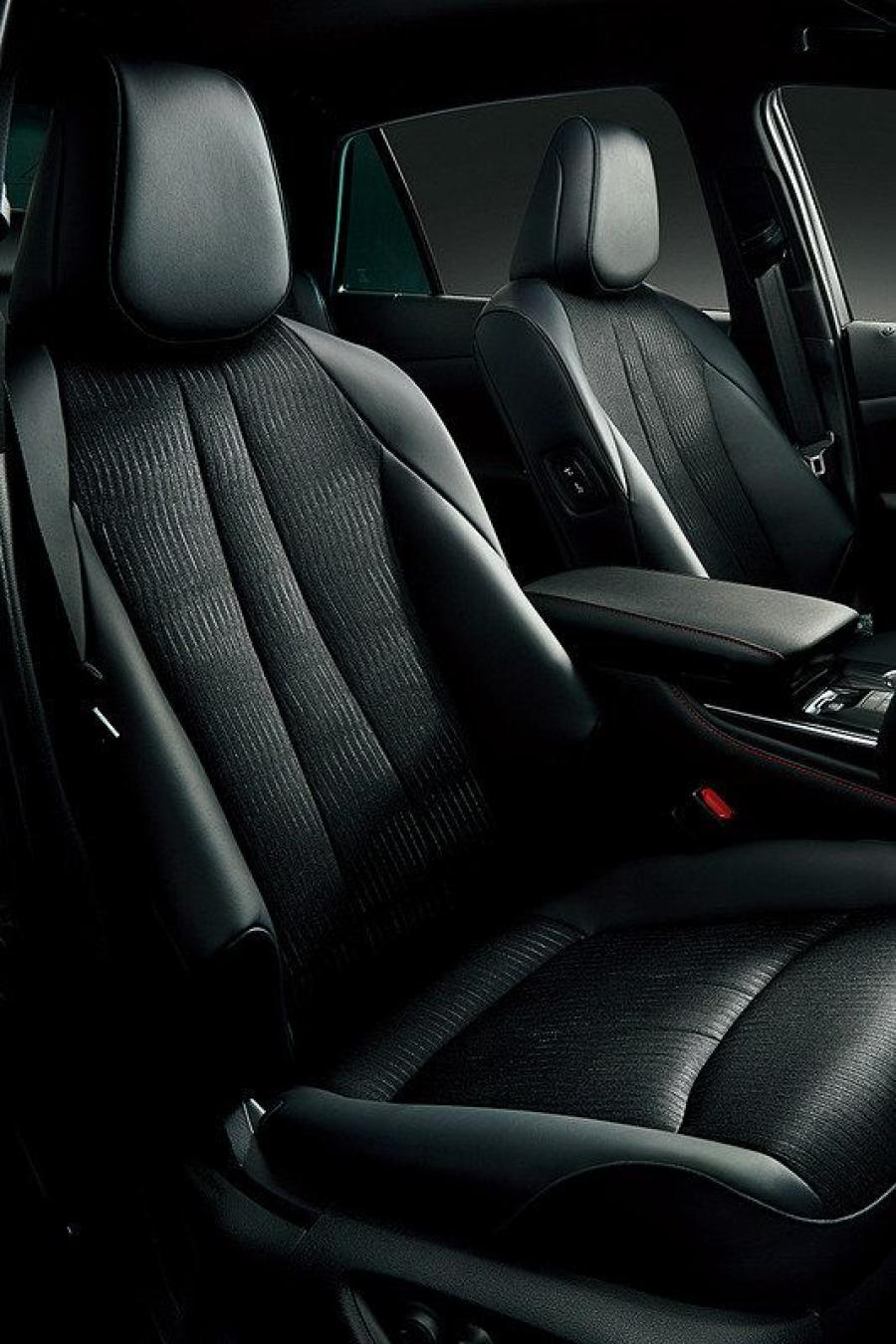 Интерьер Toyota Crown Sport Style Hybrid 2019 года  (фото 13 из 18)